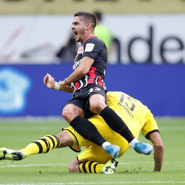  Wie beim 2:2 im Hinspiel der vergangenen Saison, erwartet BVB-Trainer Lucien Favre ein schwere Aufgabe in Frankfurt und hofft dabei auf einen Einsatz von Mats Hummels, der im Bild Eintracht-Spieler Andre Silva umgrätscht.