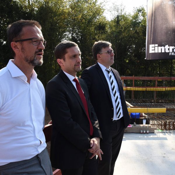  Der Vorstand der SGE reiste nicht mit nach Wolfsburg. (Foto: Imago Images/Hartenfelser)