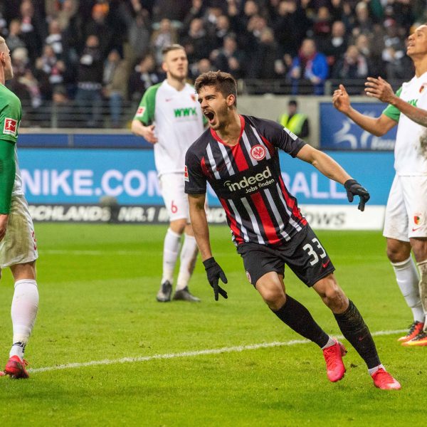  Hält die Frankfurter Offensive am Leben und will auch gegen Augsburg jubeln: André Silva (Quelle: imago images / Sven Simon)