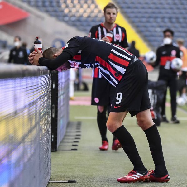  Bas Dost kann nicht hinsehen. (Quelle: imago images / Poolfoto)