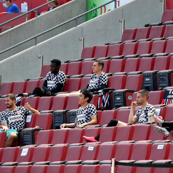  Abstand bitte, liebe Adler! Aber zumindest rollt im Mai endlich wieder der Ball in der Bundesliga. (Foto: Heiko Rhode)