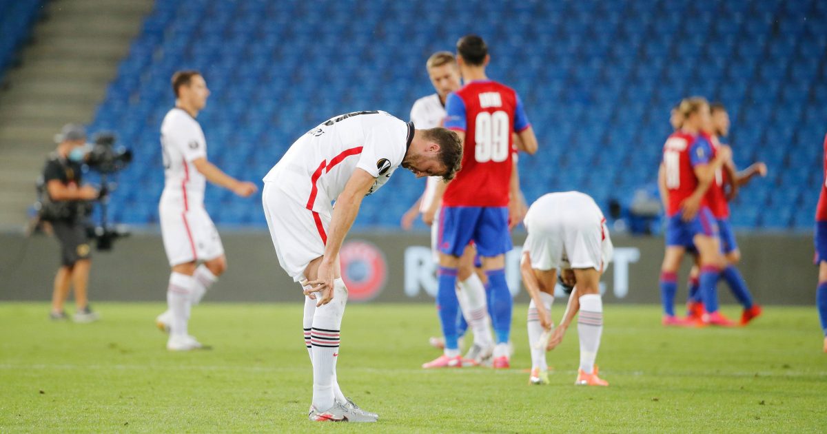  Eintracht-Verteidiger David Abraham steht nach dem Aus im Achtelfinale der Europa League enttäuscht auf dem Rasen des Baseler St. Jakob-Parks. (Bild: imago images / Geisser)
