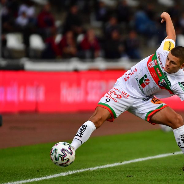  Kein Yoga - Joveljic auch beim Fußball agil (Quelle: imago images / GEPA pictures)