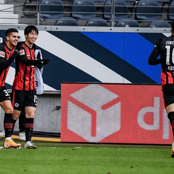  Daichi Kamada bleibt vor Roman Bürki cool und schiebt zum 1:0 ein.