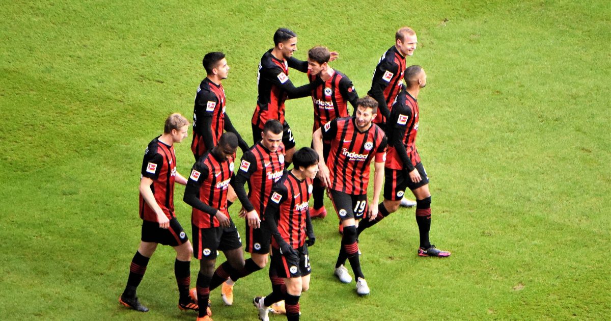 Großer Jubel nach dem Führungstreffer durch Daichi Kamada. Leider kam die Eintracht am Ende wieder nicht über ein Unentschieden hinaus. (Bild: imago images / Hartenfelser)
