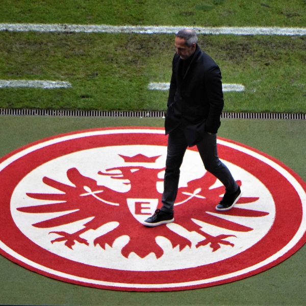 Nach dem 1:1 gegen BVB: Die vielen Unntschieden ärgern Eintracht-Trainer Adi Hütter. (imago images / Hartenfelser)