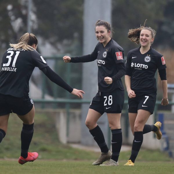  Die SGE-Frauen feiern den Einzug ins DFB-Pokal-Viertelfinale. (Bild: imago images / Hartenfelser)