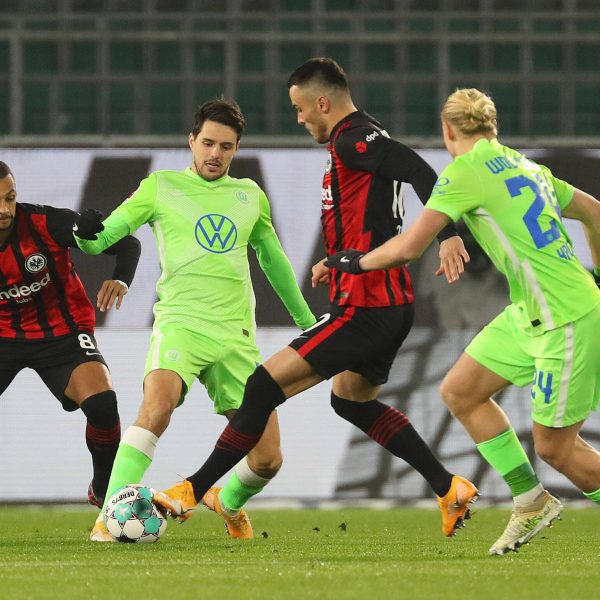  Filip Kostic konnte sich bisher kaum durchsetzen gegen starke Wölfe. Dennoch einer der besten Frankfurter. (Bild: imago images / regios24)