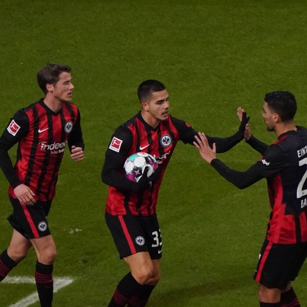  Die Torjäger unter sich: André Silva und Aymen Barkok. (Foto: Imago Images / Schüler)