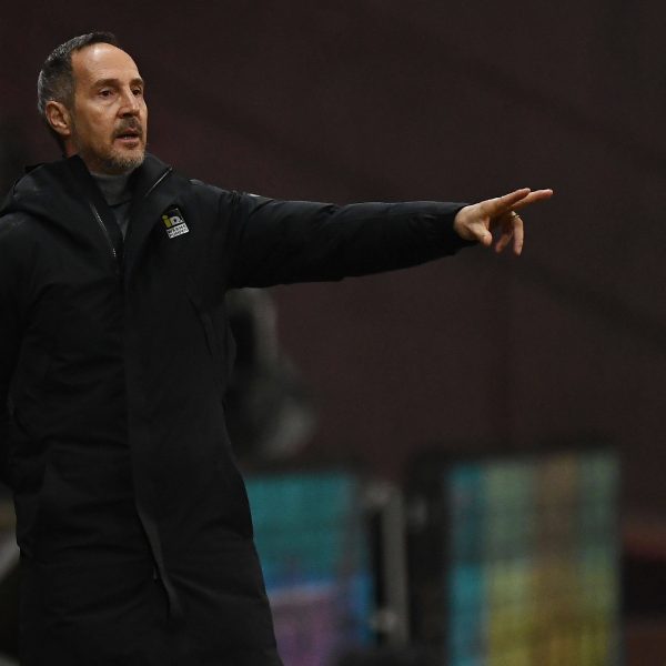  Adi Hütter ist überzeugt, dass die Sieglos-Serie bald ein Ende findet. (Foto: imago images / Jan Huebner)