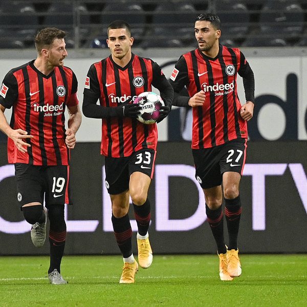  Der spätetere Rotsünder Abraham und die beiden Torschützen Silva und Barkok (Bild: imago images / Ulrich Hufnagel)