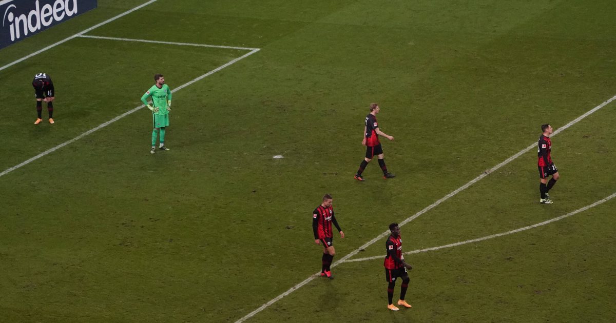  Fassungslosigkeit bei der Eintracht nach dem späten Ausgleichstreffer. Die Hessen belohnen sich nach starker Leistung erneut nicht mit einem Sieg. (Bild: imago images / Schüler)