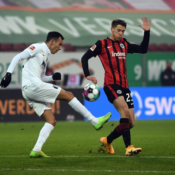  Erik Durm (rechts) ist sehr glücklich über den Auswärtssieg. (Bild: imago images / Poolfoto)