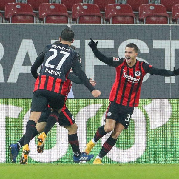  Jubel über den ersten SGE-Sieg nach neun sieglosen Spielen. (Bild: imago images / Poolfoto)