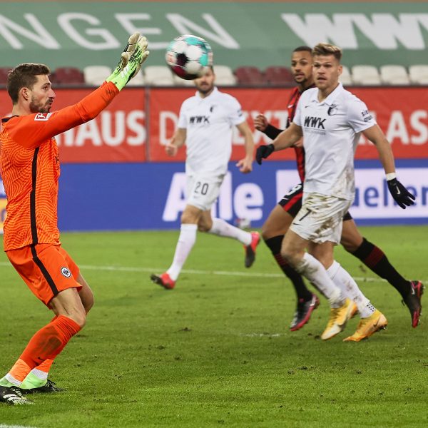  Trapps neuer Glücksbringer? In orange klappt es mit der weißen Weste und dem Sieg (Bild: imago images / Poolfoto)