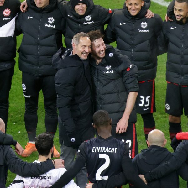  David Abraham wird nach dem Sieg gegen Schalke im Kreise der Eintracht-Mannschaft und in den Armen von Trainer Adi Hütter verabschiedet.