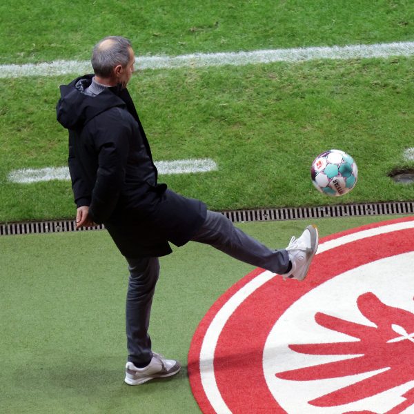  Adi Hütter möchte die Siegesserie der Eintracht in Freiburg ausbauen. (Foto: Rhode)