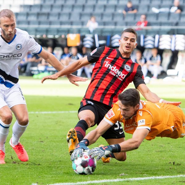  André Silva im Duell mit Bielefelds Lebensversicherung - Stefan Ortega (Quelle: imago images / Sven Simon)