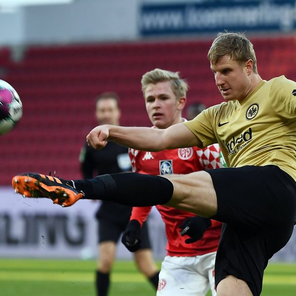  Martin Hinteregger war zufrieden nach dem 2:0-Sieg in Mainz. (Foto: imago images / Jan Huebner)