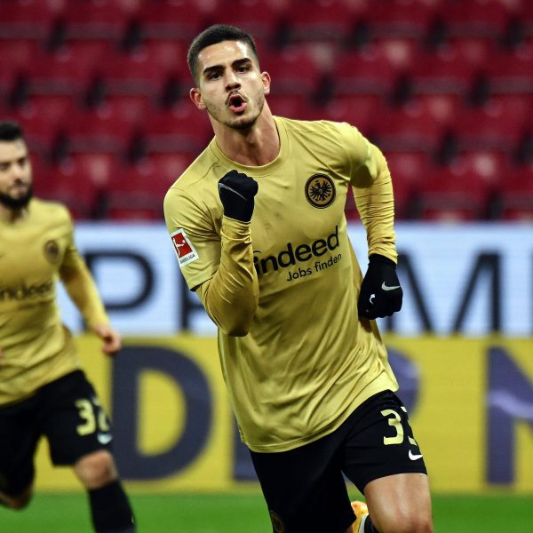  André Silva avancierte mit seinen beiden wichtigen Elfmetertoren einmal mehr zum Matchwinner. Dank einer konzentrierten Mannschaftsleistung konnten die Frankfurter ihren Auswärtsfluch in Mainz endlich besiegen. (Bild: imago images / Jan Huebner)