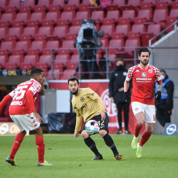  Wie ein Magnet wirkt Amin Younes, wenn er den Ball hat. Meist ist er nur mit einem Foul zu stoppen (Bild: imago images / Hartenfelser)