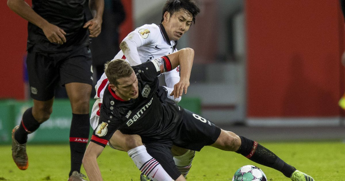 Fast schon ein Symbolbild: Leverkusen war in einem umkämpften Spiel oft einen Schritt schneller als die SGE. (Foto: imago images / Moritz Müller)