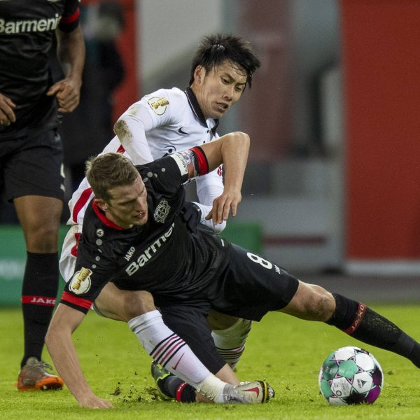  Fast schon ein Symbolbild: Leverkusen war in einem umkämpften Spiel oft einen Schritt schneller als die SGE. (Foto: imago images / Moritz Müller)