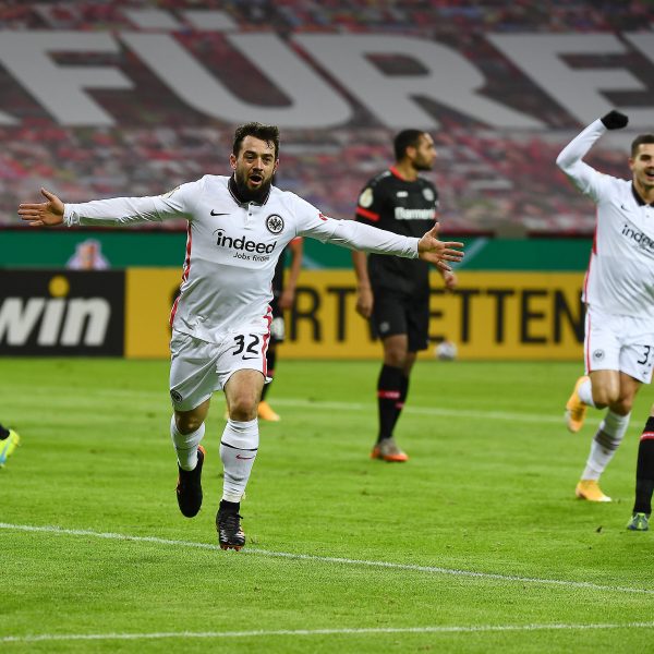  Nach seinem Tor war die Frankfurter Welt in Leverkusen noch in Ordnung (Bild: imago images / Xinhua)