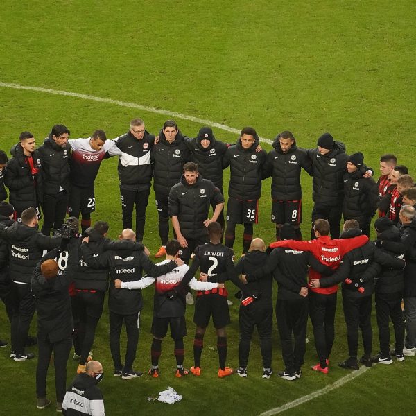  Ein würdiger Abschied: David Abraham im Kreise seiner Teamkollegen. (Bild: imago images / Nordphoto)