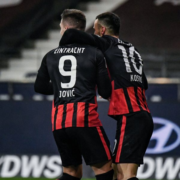  Das Traumduo Luka Jovic und Filip Kostic sind endlich wieder vereint. Rückkehrer Jovic erzielte beide Treffer nach Vorarbeit seines Landsmannes Kostic. (Bild: imago images / Jan Huebner)