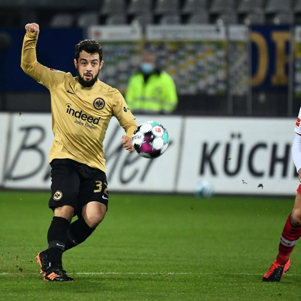  Younes schießt die Eintracht früh in Führung. (imago images / Jan Huebner)