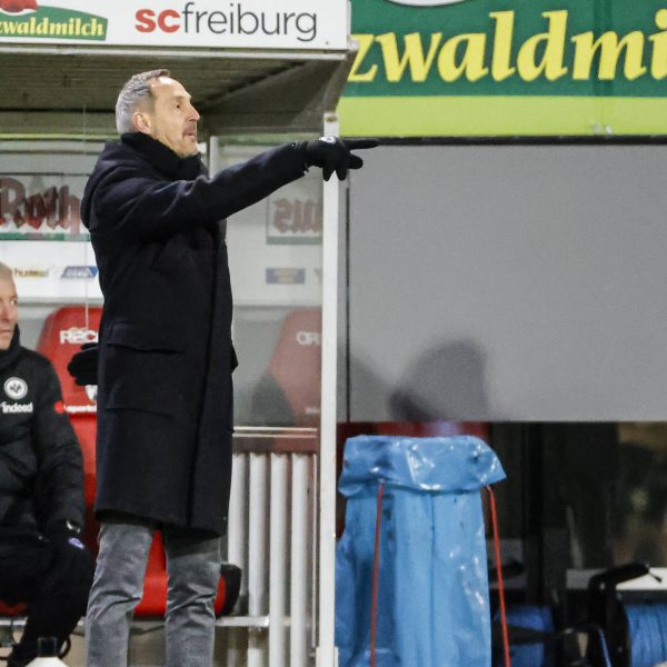 Eintracht-Trainer Adi Hütter zeigt die Richtung an: Für seine Mannschaft soll es nach dem 2:2 gegen Freiburg auch in der Rückrunde möglichst weiter nach vorne gehen. (Bild: imago images / Beautiful Sports)