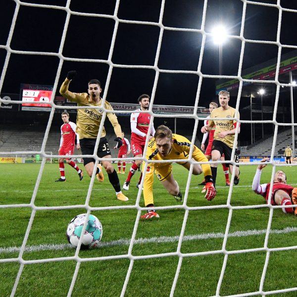  Der Ausgleich durch ein Eigentor des SC Freiburg. (Foto: Imago images/Jan Huebner)
