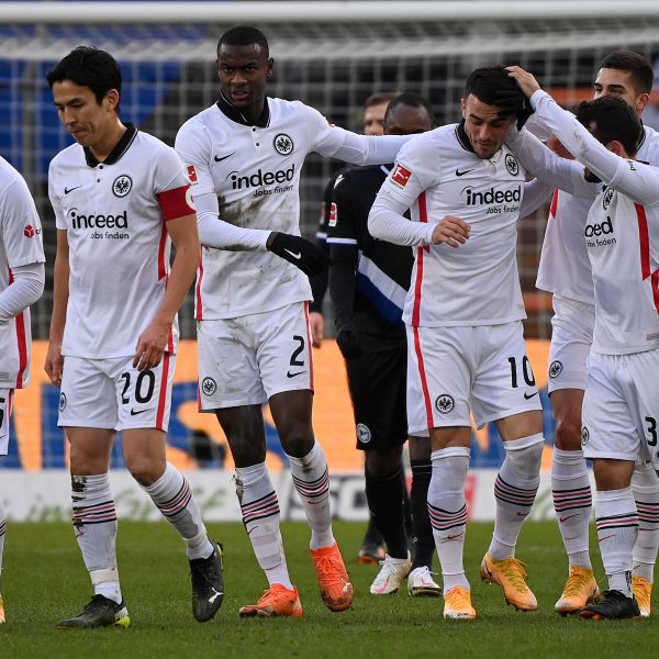  Filip Kostic wird nach seinem Treffer zum zwischenzeitlichen 2:0 für die SGE bejubelt. (bild: imago images / Ulrich Hufnagel)