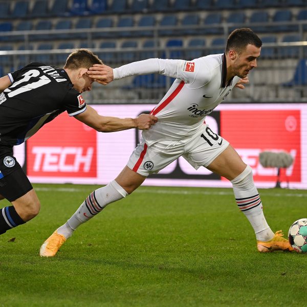  Filip Kostic war nicht zu bremsen, zumindest nicht mit fairen Mitteln (Bild: imago images / Ulrich Hufnagel)