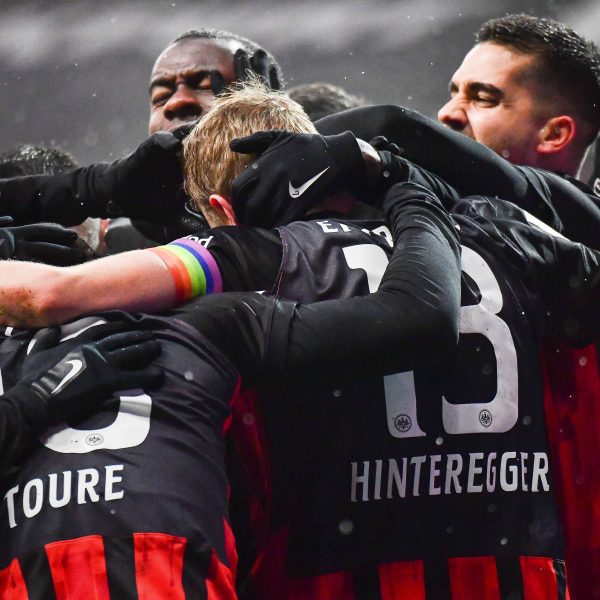  Martin Hinteregger bringt die Eintracht mit seinem Kopfballtreffer auf die Siegerstraße. Die Mannschaft lässt sich auch vom Rückstand nicht beirren und dreht die Partie. (Bild: imago images / Jan Huebner)