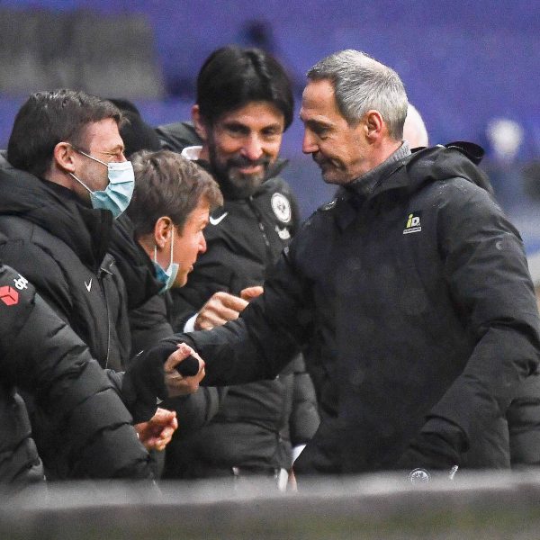  Eintracht Trainer Adi Hütter hat mit seiner Mannschaft beim Sieg gegen Berlin den aktuellen Höhenflug beibehalten. (Bild: IMAGO / Jan Huebner)