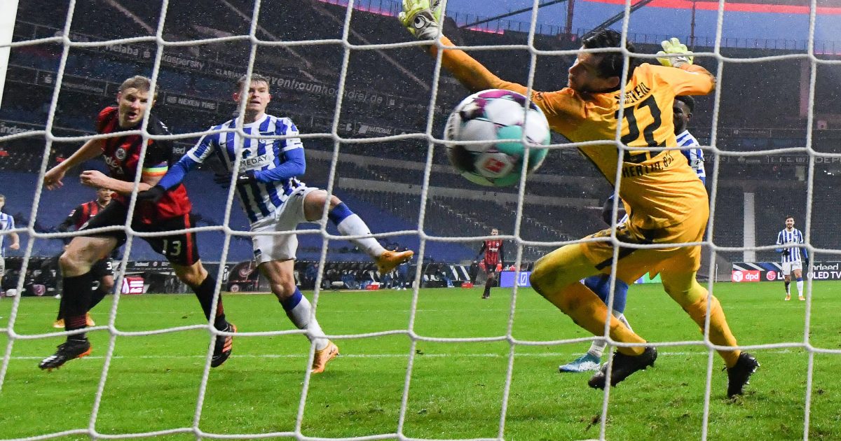  Martin Hinteregger drehte mit seinem Kopfballtor das Spiel zu Gunsten der Eintracht. (Bild: Jan Huebner / Imago Images)