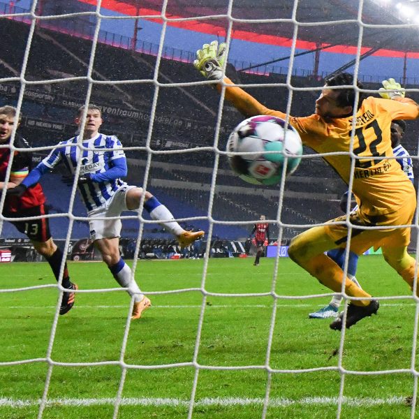  Martin Hinteregger drehte mit seinem Kopfballtor das Spiel zu Gunsten der Eintracht. (Bild: Jan Huebner / Imago Images)
