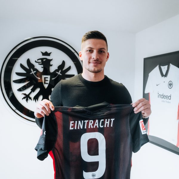  Mit der Nummer 9 wird Luka Jovic für die nächsten Monate auf Torejagd gehen. (Bild: Eintracht Frankfurt)