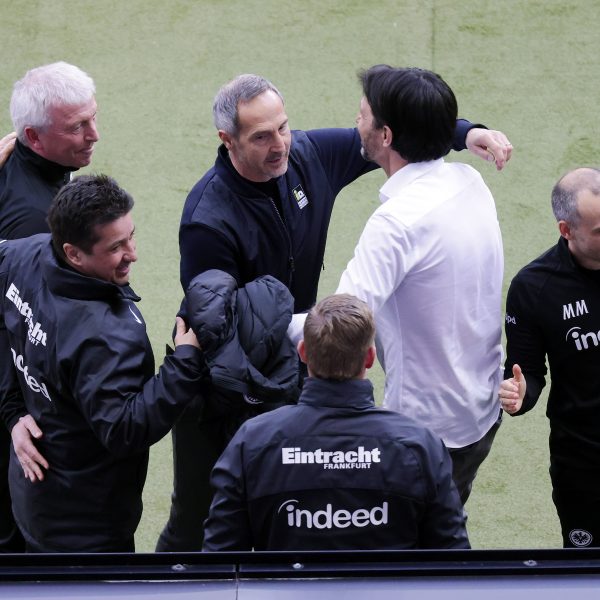  Trainer Adi Hütter wird bei seiner erfolgreichen Arbeit von vielen Mitarbeitern unterstützt. (Bild Rhode)