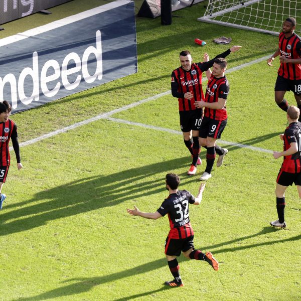  Die Eintracht schwimmt weiter auf der Erfolgswelle. Großer Jubel nach dem Führungstreffer durch Daichi Kamada.