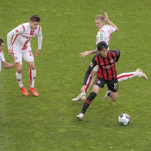  Wie im Training - Daichi Kamada lässt drei Kölner einfach stehen. (Quelle: IMAGO / Sven Simon)