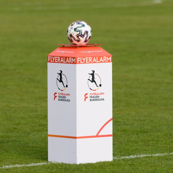  Der Ball ruht und wartet mit den Eintracht-Frauen weiterhin auf den nächsten Einsatz. (Bild: IMAGO / Sports Press Photo)
