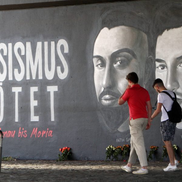  Die Eintracht gedenkt an die Toten des rassistischen Anschlags von Hanau. (Foto: IMAGO / Ralph Peters)