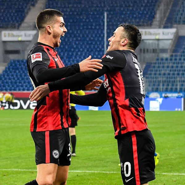  Sind André Silva (l.) und Filip Kostic mit der SGE auf dem Weg in die Champions League? (Bild: IMAGO / Jan Huebner)