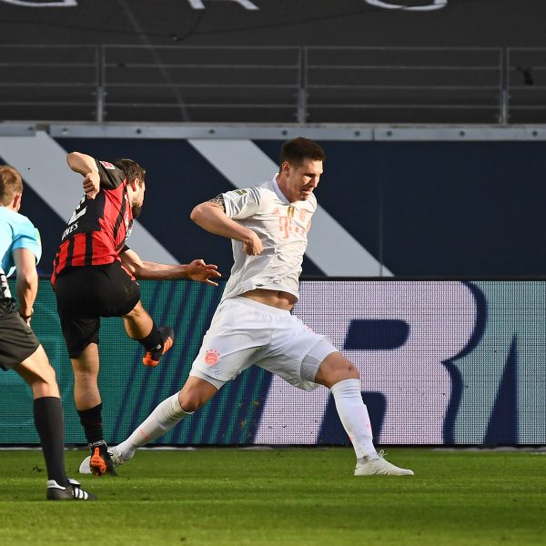 Amin Younes hämmert den Ball mit voller Wucht zum 2:0 in die Maschen. Im anschließenden Jubel setzt er ein Zeichen. (Foto: IMAGO / Poolfoto)