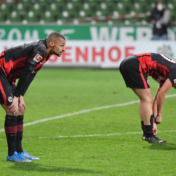  Djibril Sow und Makoto Hasebe haderten nach dem 1:2 gegen Bremen. (Foto: IMAGO / Team 2)
