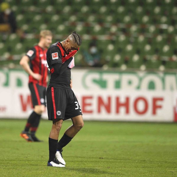 Die Abwehrfomation mit Makoto Hasebe, Martin Hinteregger und Tuta hat den Ausfall von Evan N´Dicka nicht kompensieren können. Große Enttäuschung nach der ersten Niederlage nach elf ungeschlagenen Spielen. (Bild: imago images / Claus Bergmann)