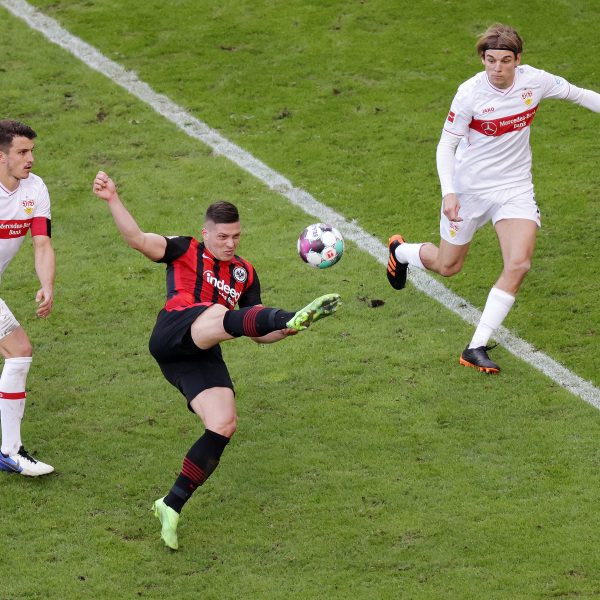  Luka Jovic durfte erstmals gemeinsam mit André Silva starten und ersetzte den kurzfristig ausgefallenen Daichi Kamada. Mit zunehmender Spieldauer fand der Serbe immer besser ins Spiel und hätte beinahe ein Traumtor per Seitfallzieher erzielt. (Bild: Heiko Rhode)